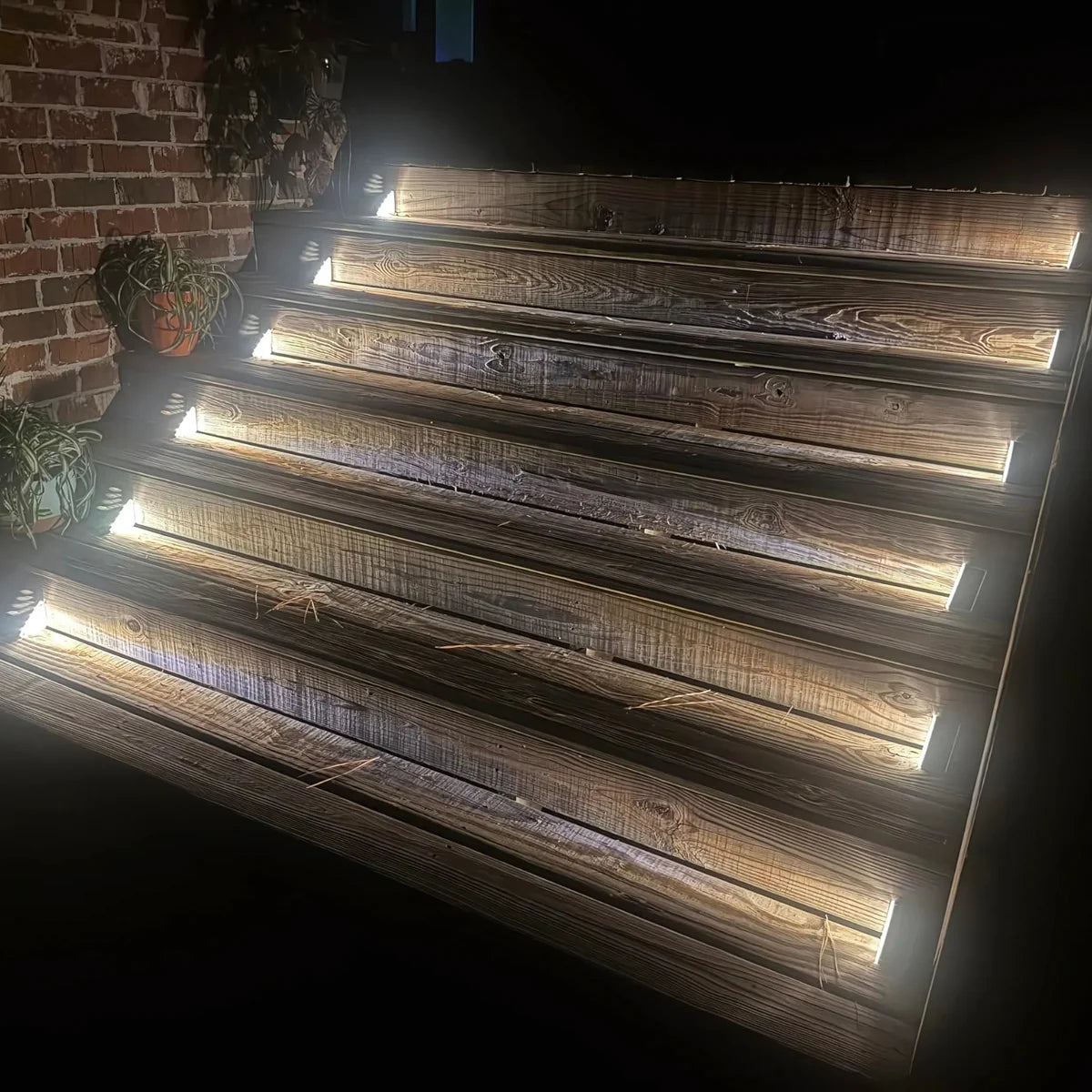 Velora™ Outdoor Glow — תאורת מדרגות סולארית יוקרתית
